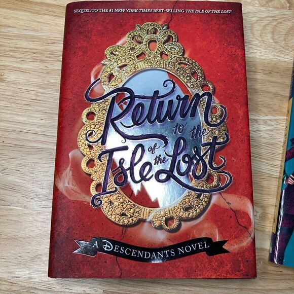 Disney’s Descendants Books Return to the Isle of the Lost & CJ’s Treasure Chase - Picture 2 of 7